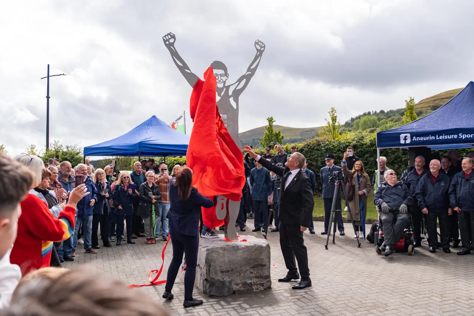 Steve Jones helps unveil his statue in Ebbw Vale. Pic: Jo Edington Photography.