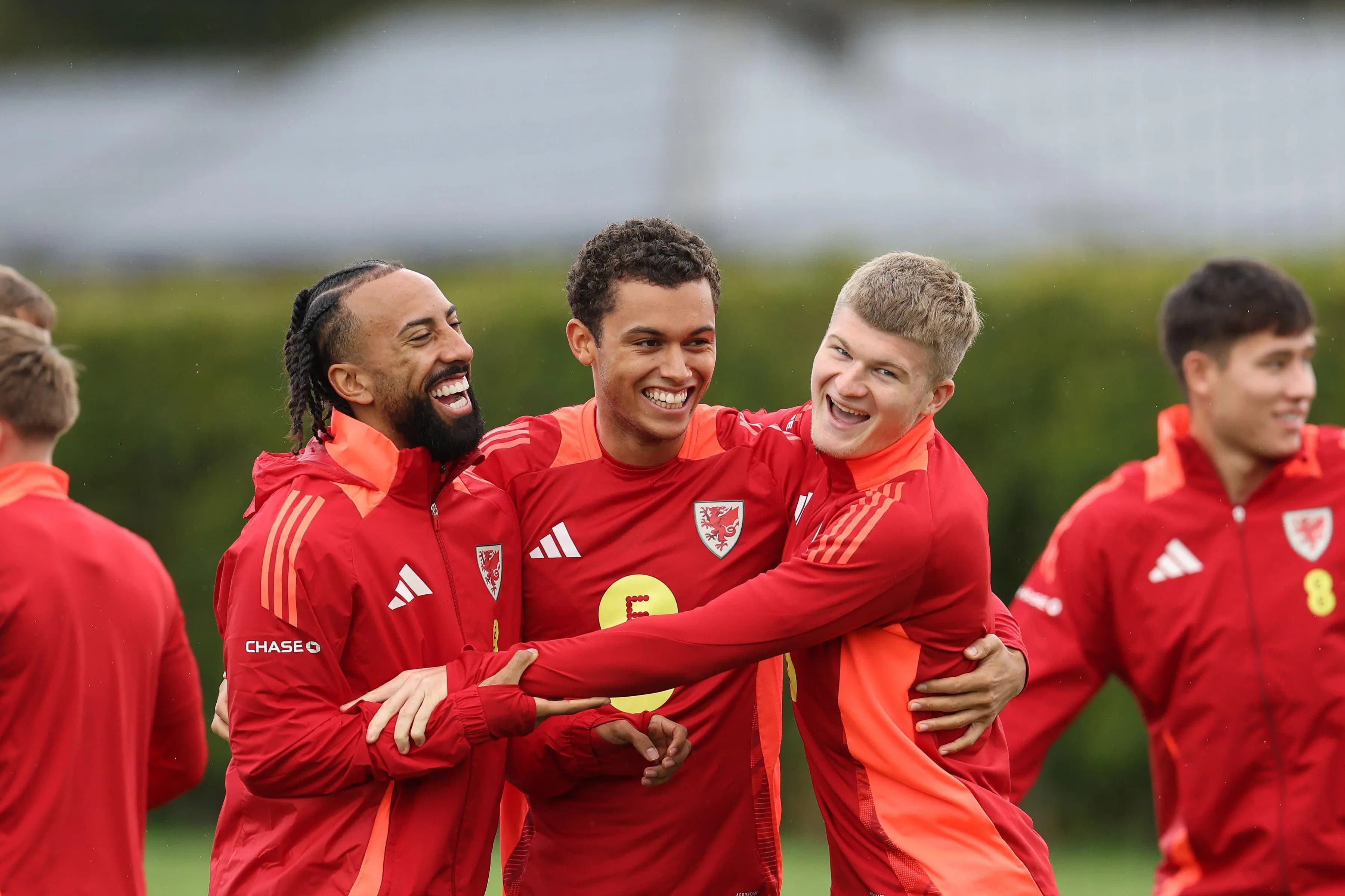 Wales players Sorba Thomas, Brennan Johnson and Jordan James in training. Pic. Alamy
