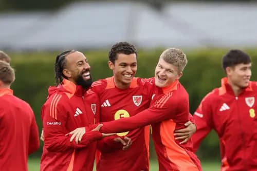 Wales players Sorba Thomas, Brennan Johnson and Jordan James in training. Pic. Alamy