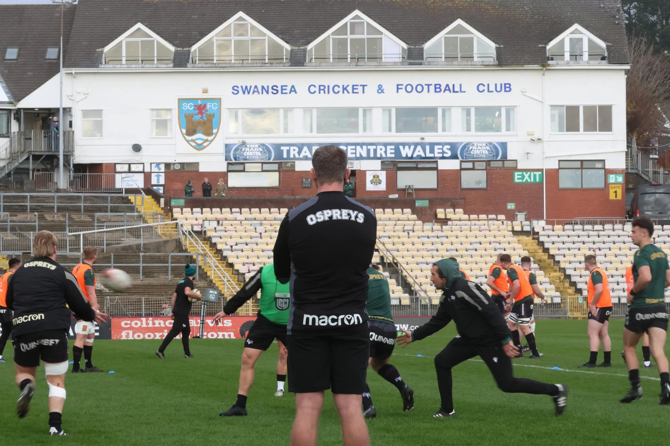 The Ospreys warming to the task of moving in to St Helen's. (Pic: Owen Morgan)