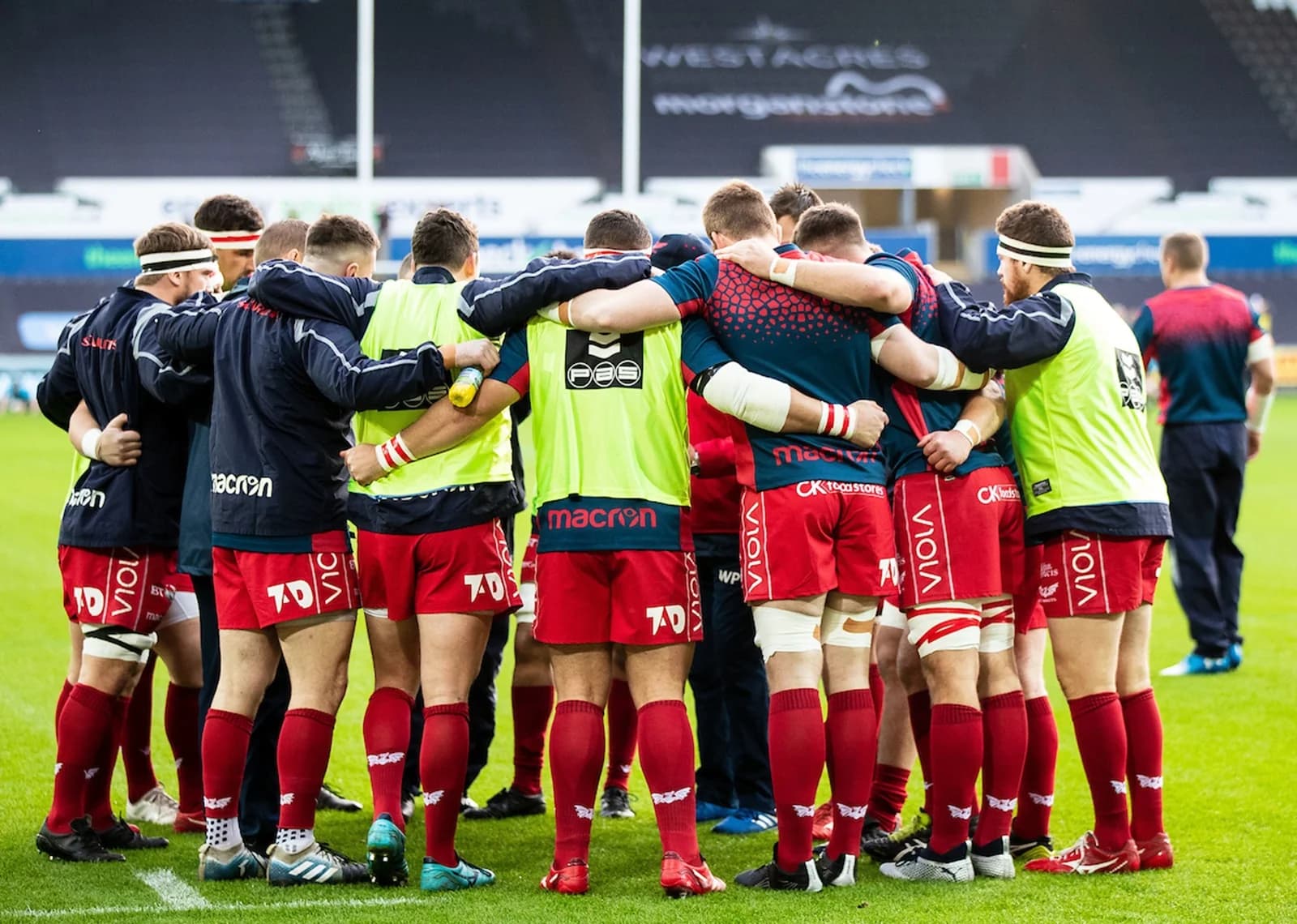 The Scarlets in a pre-match huddle 2018 . Pic: Replay Images.