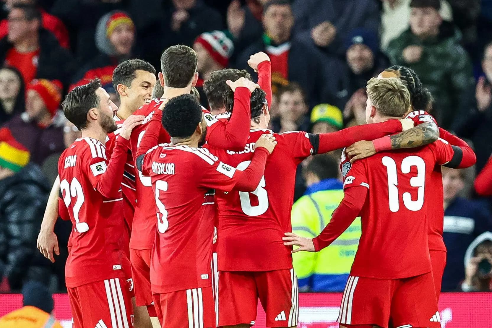 Wales players celebrate the assist by 13, Isaak Davies of Wales during the FIFA World Cup Group. Pic. Alamy