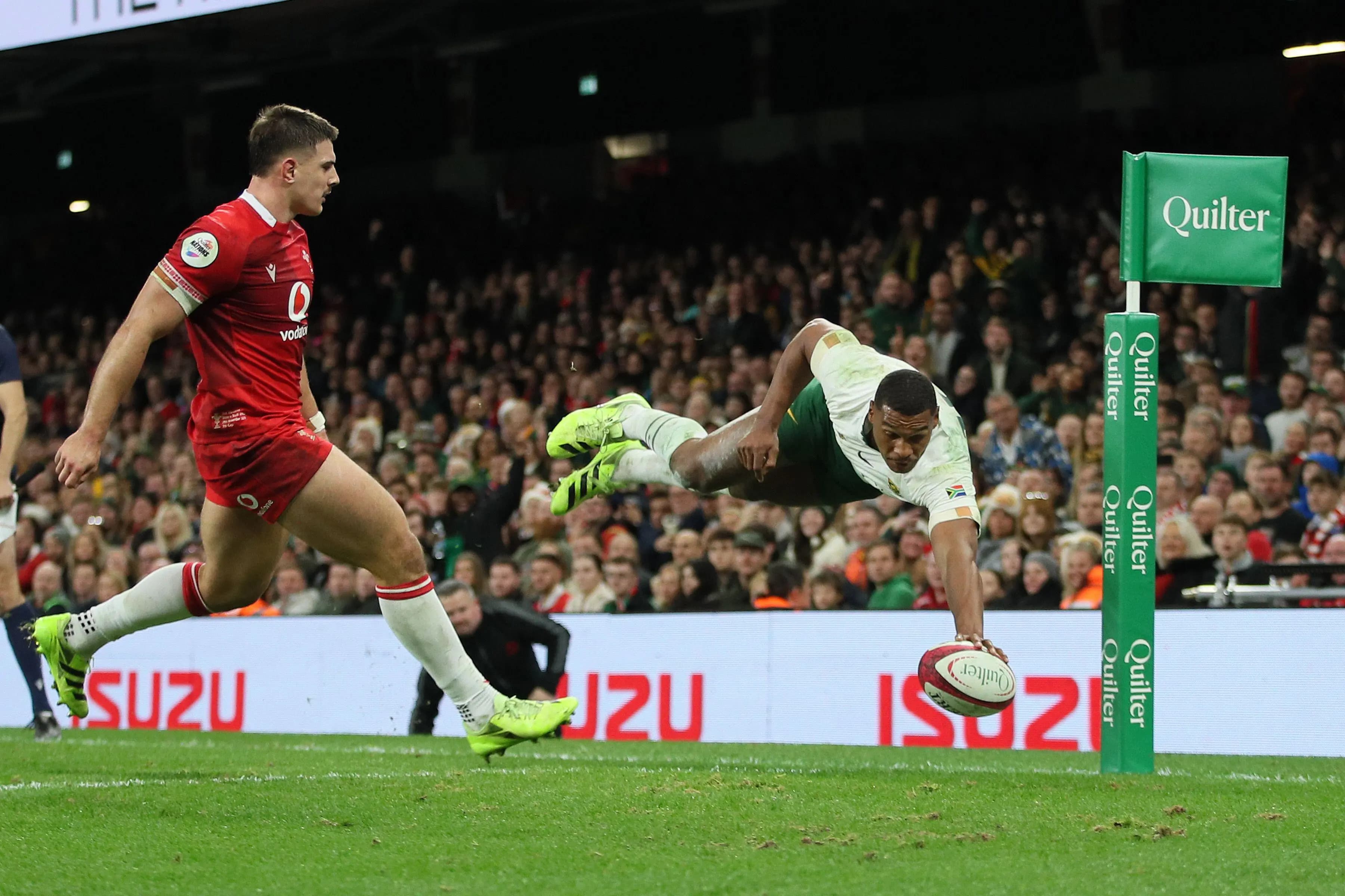 Damian Willemse of South Africa dives over. Pic: Alamy.