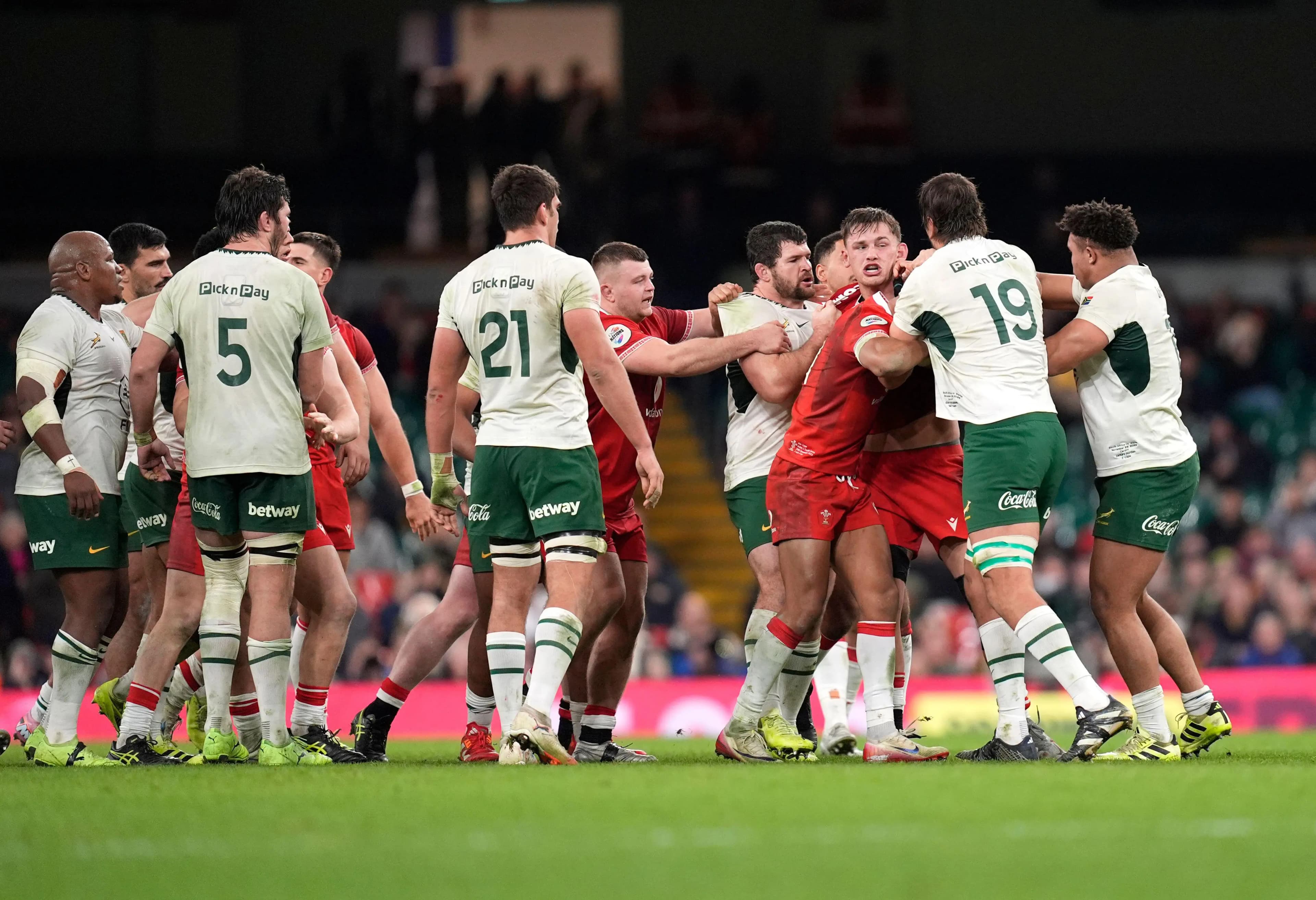 Tempers fray between South Africa's Eben Etzebeth and Wales's Alex Mann. Pic: Alamy