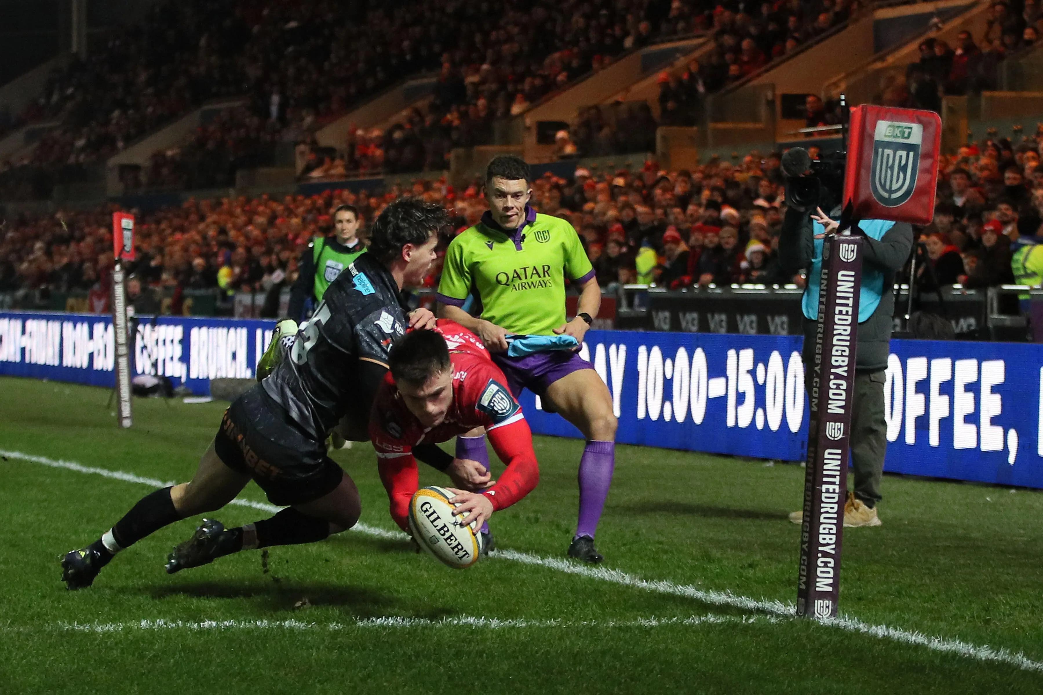 Joe Roberts scores for the Scarlets. Pic: Alamy
