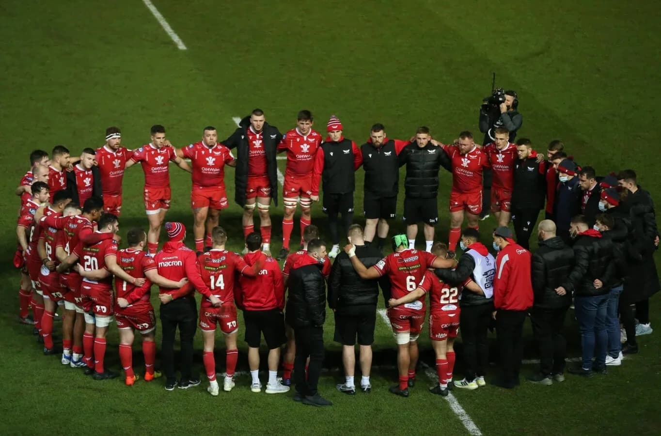 Scarlets players in a team talk during game against Bristol Bears. Pic : Scarlets.