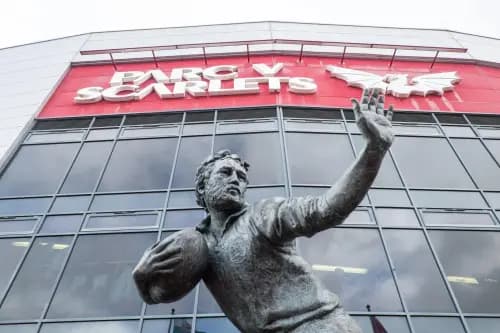 The statue of Ray Gravell, outside Parc y Scarlets. Pic: Alamy.