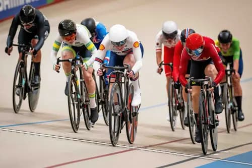 Anna Morris (centre) powers her way to victory. Pic: Alamy